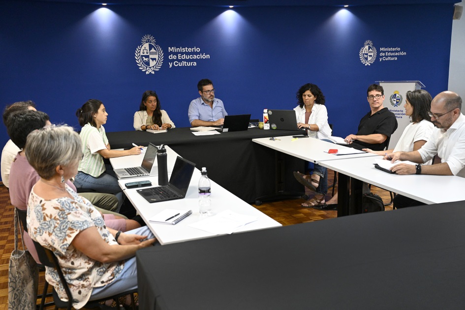 Personas en reunión