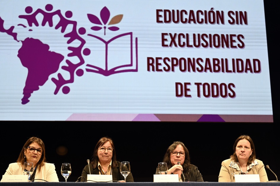 Plano general de personas durante una presentación.