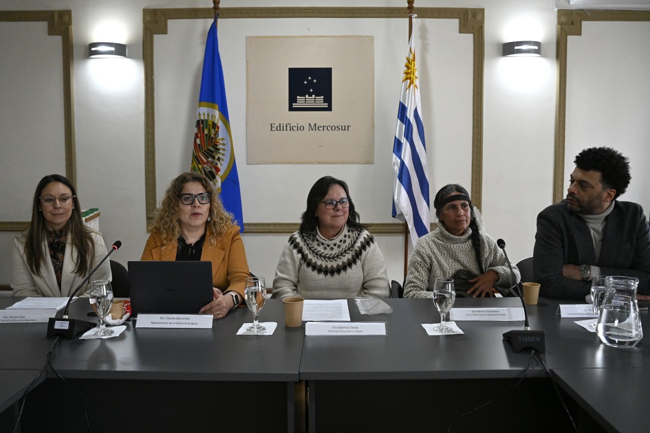 Autoridades en mesa