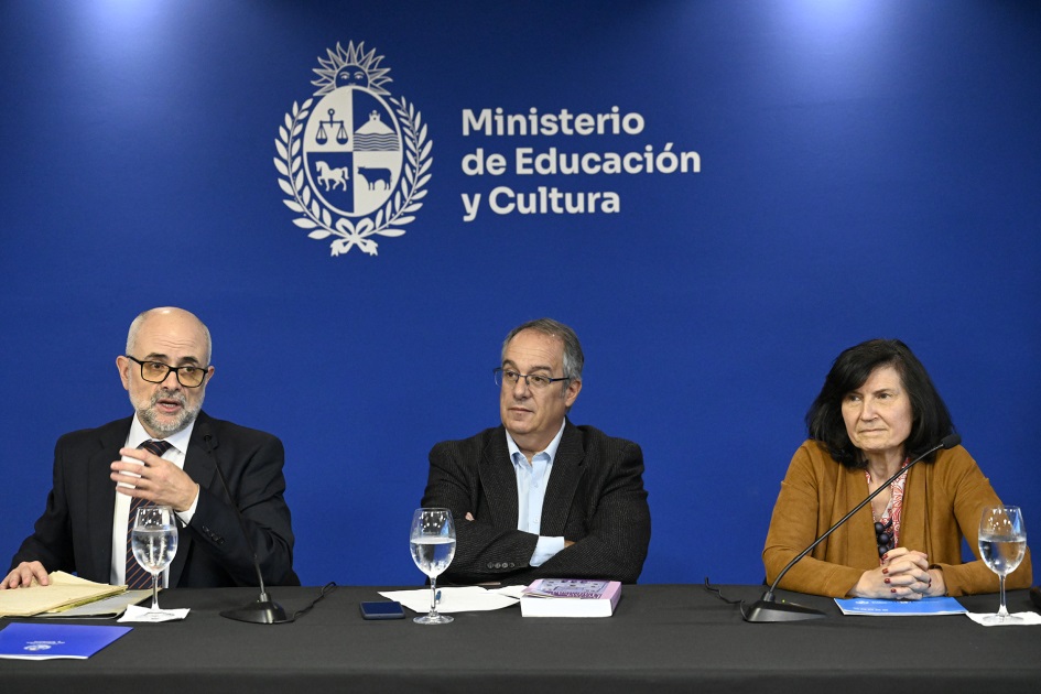 Autoridades en mesa