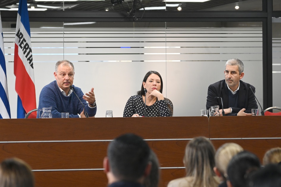 Autoridades en mesa