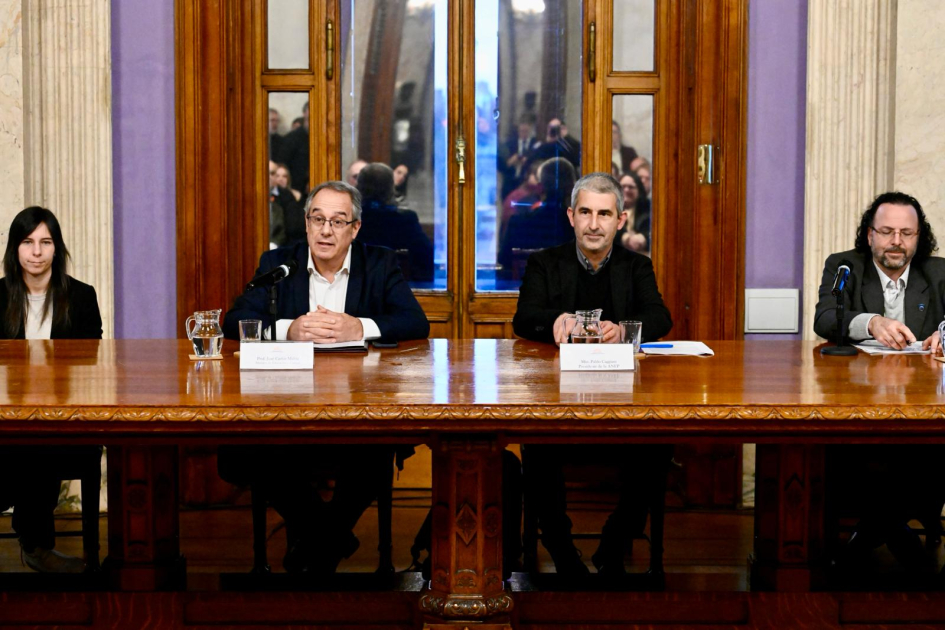 Autoridades en mesa durante presentación