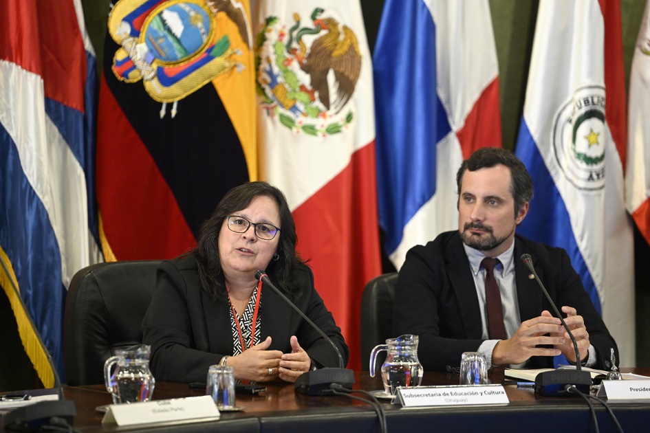 Personas hablan al público