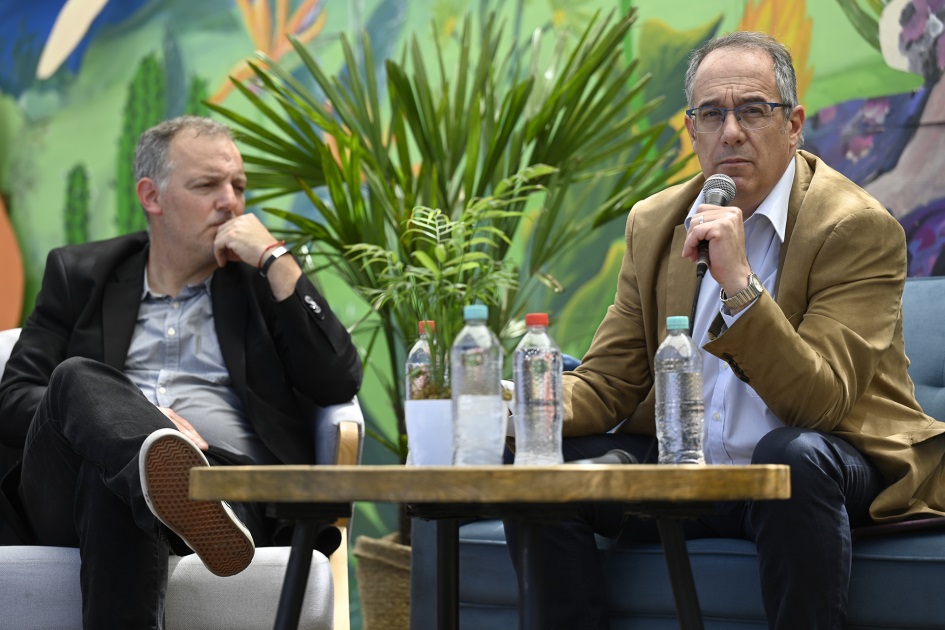 Personas hablando al público.