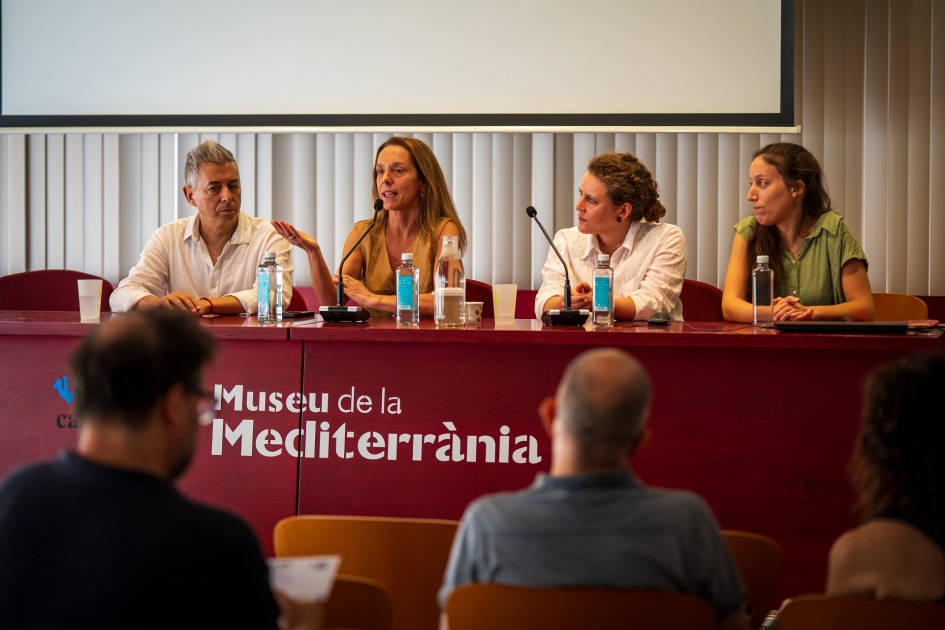 Autoridades en mesa