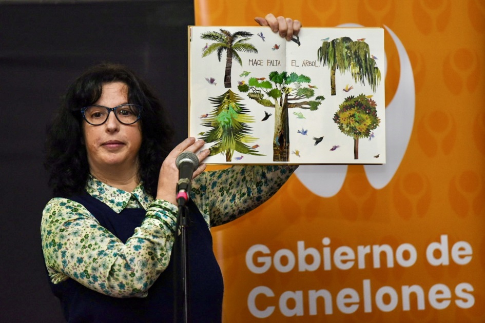 Mujer mostrando páginas de un libro