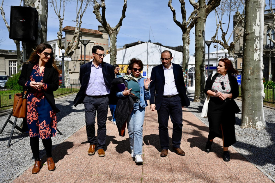 Personas caminando por plaza.