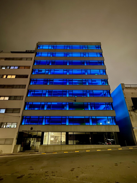 Fachada del edificio del MEC iluminada de celeste