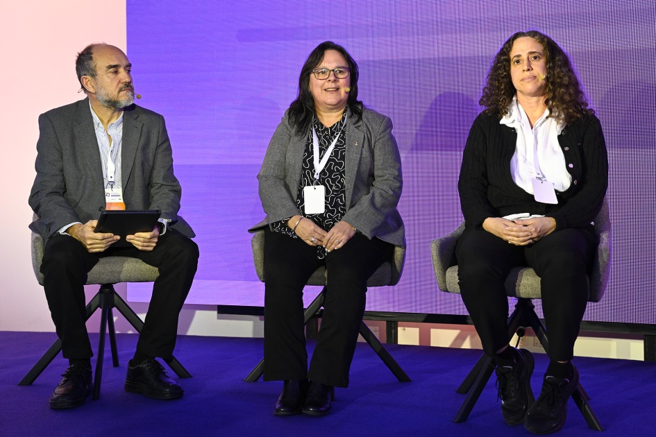 Personas sentadas frente al público