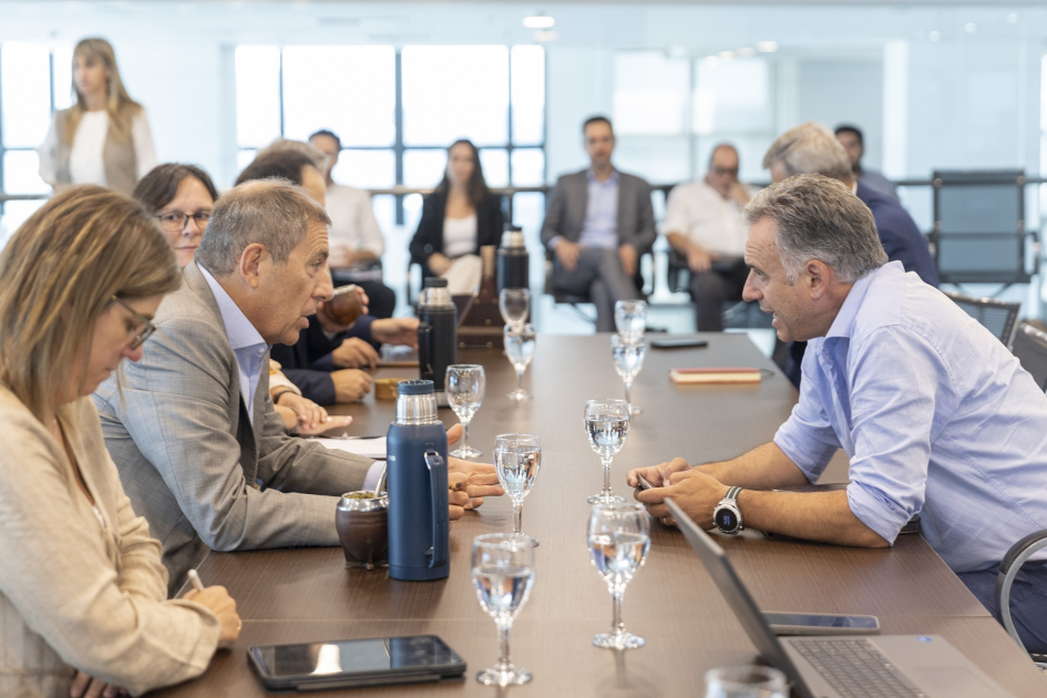 Personas reunidas alrededor de una mesa