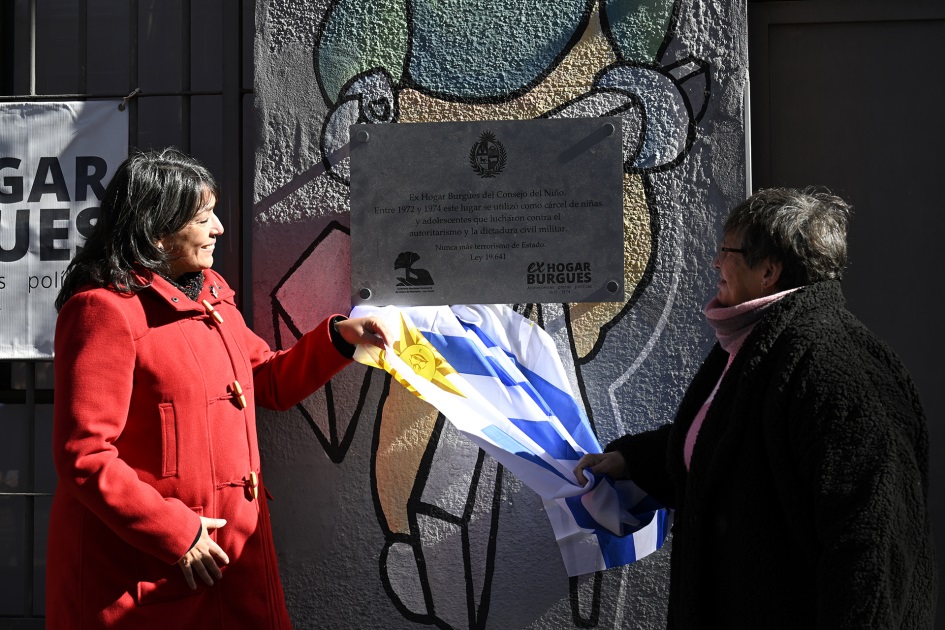 Personas descubren placa