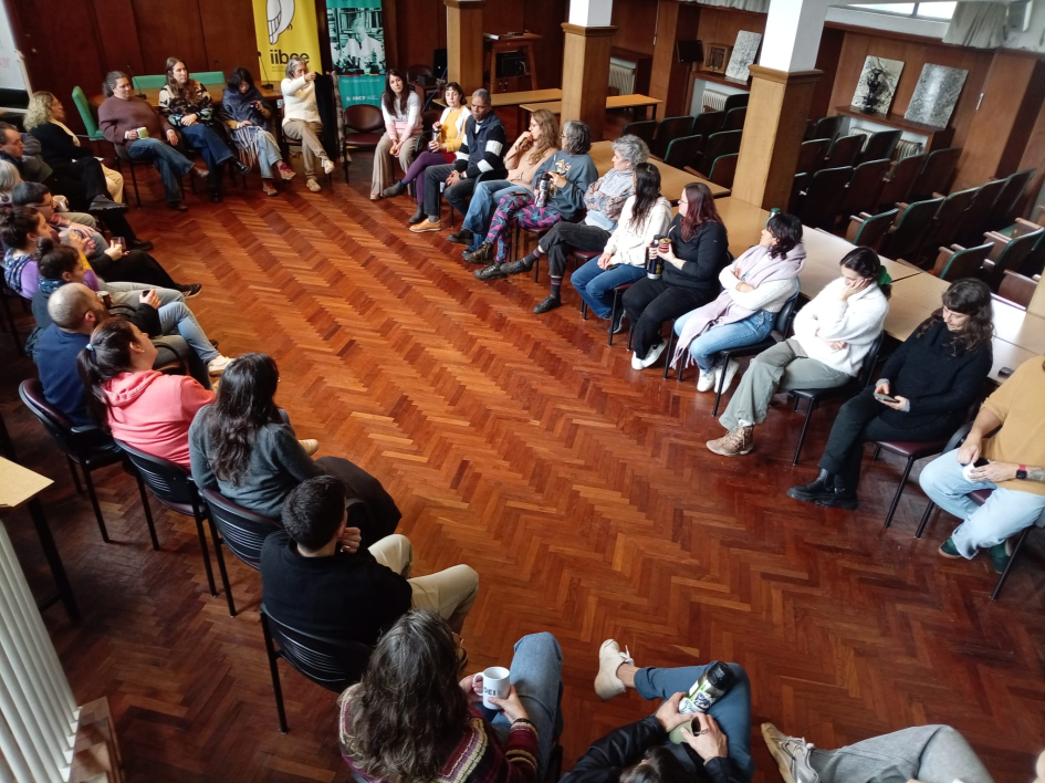 Personas reunidas en ronda