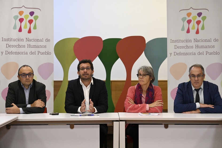 Autoridades en mesa