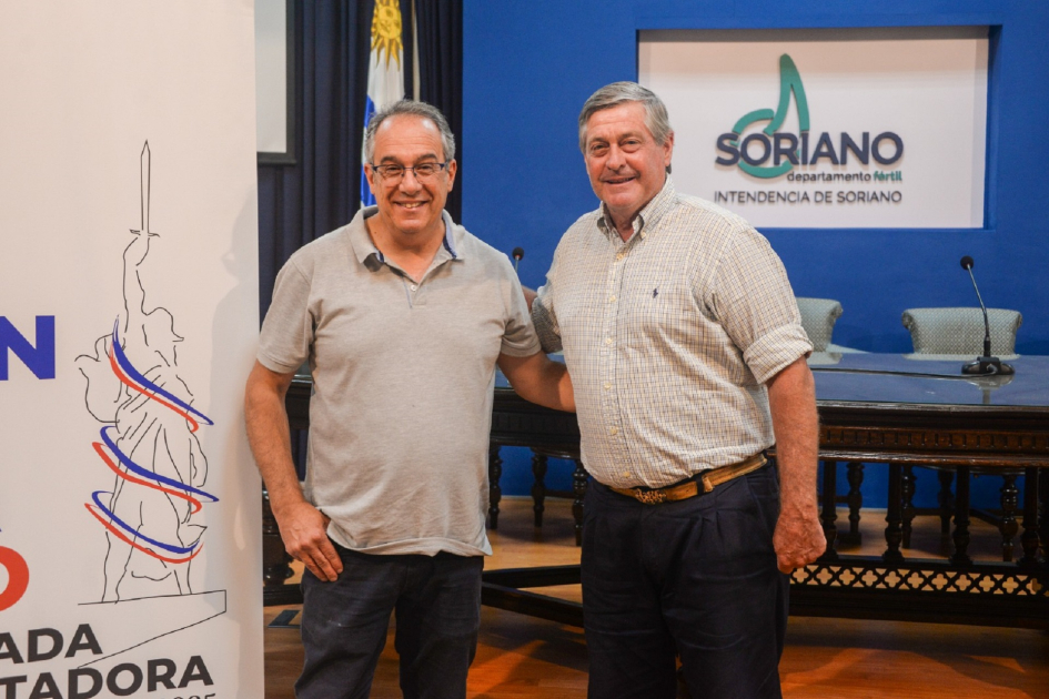 Ministro Mahía junto al Intendente de Soriano. 