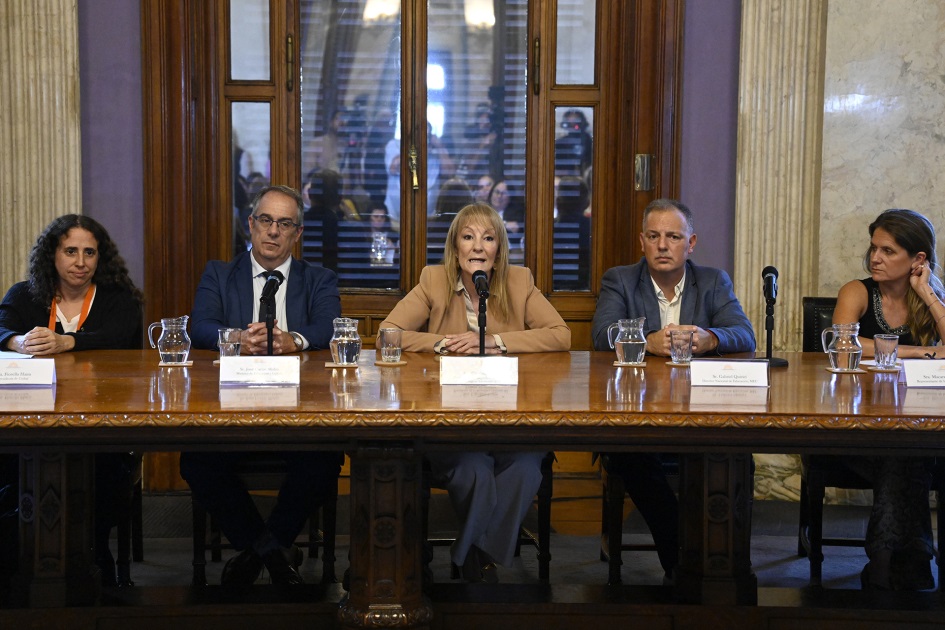 Autoridades en mesa