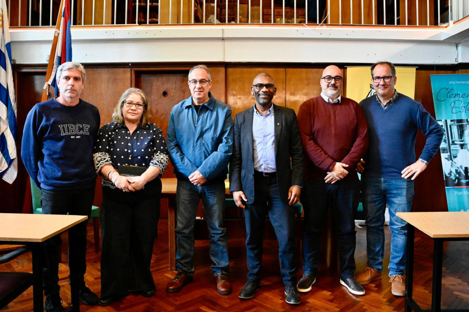 Personas posan para foto.