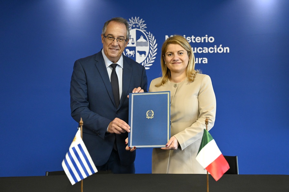 Autoridades posan para foto mostrando convenio