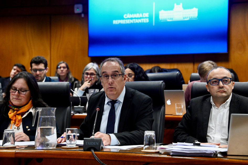 Autoridades del MEC durante comparecencia en el Parlamento