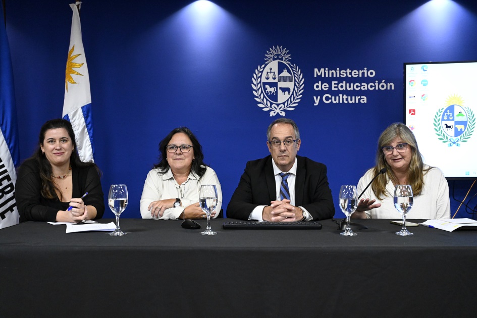 Autoridades en mesa