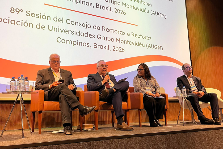 Autoridades en escenario durante presentación