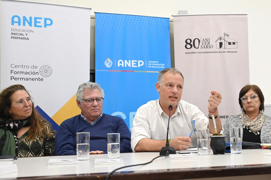 Personas hablan al público en conferencia. 