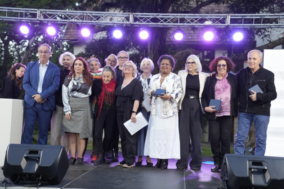 Plano general de las personas que recibieron las Medallas.