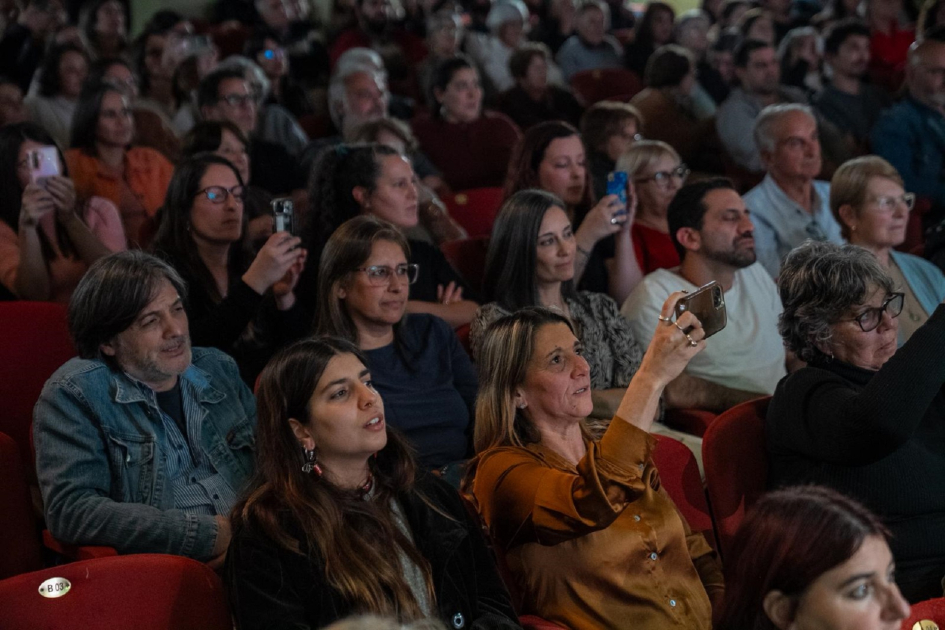Personas en una sala de teatro viendo un espectáculo