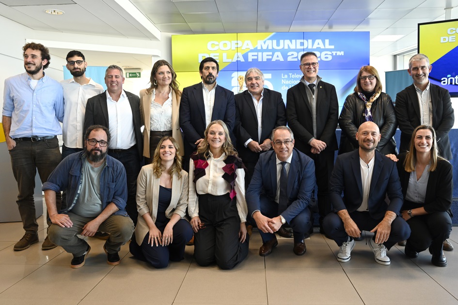 Autoridades y periodistas posan para foto