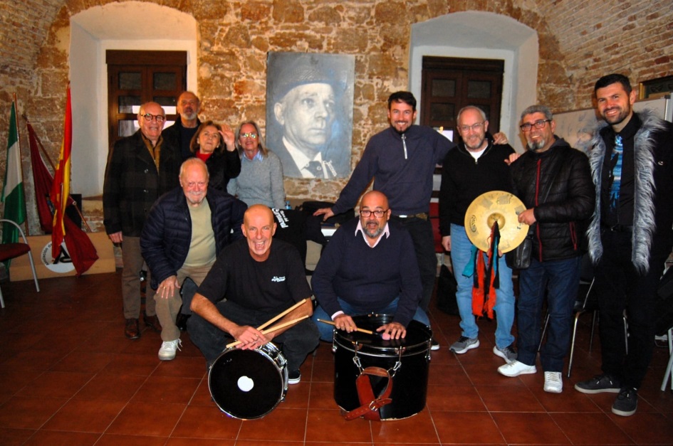 Personas con instrumentos posan para foto.