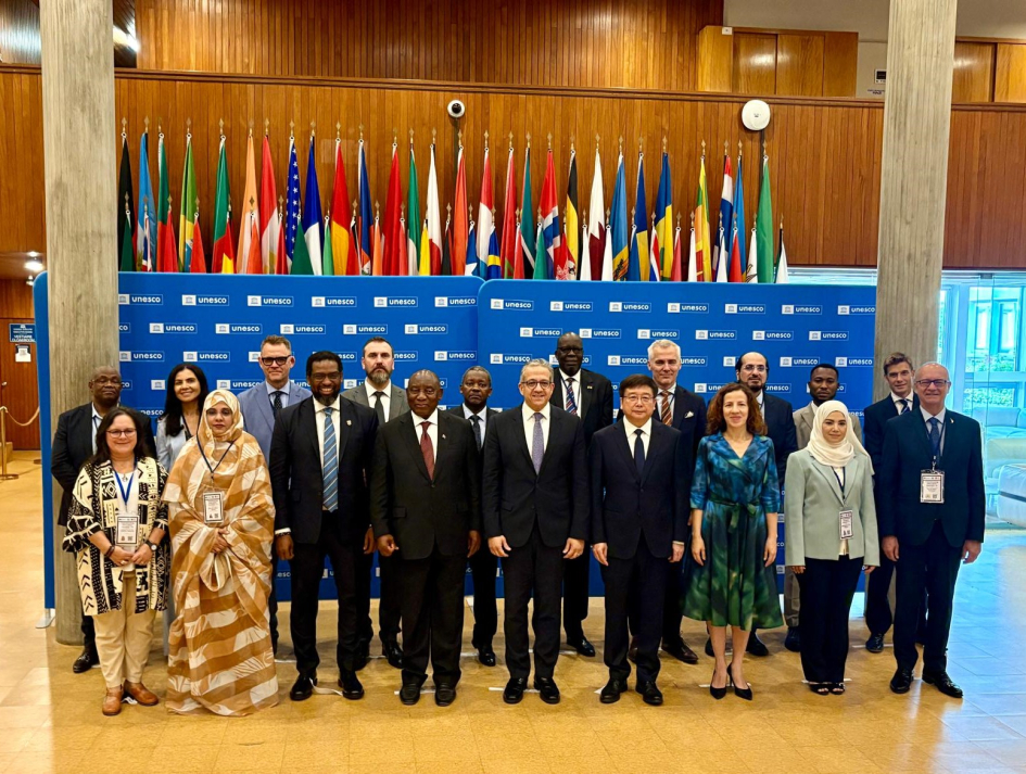Autoridades posan para foto