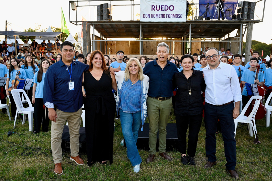 Autoridades posan para foto