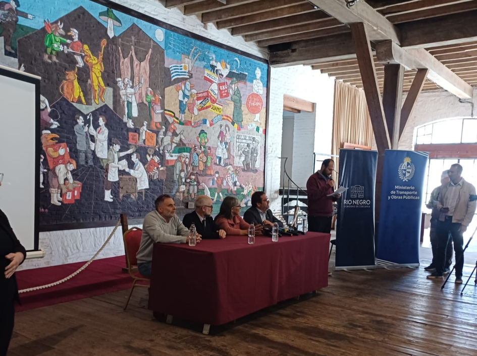 Autoridades en mesa