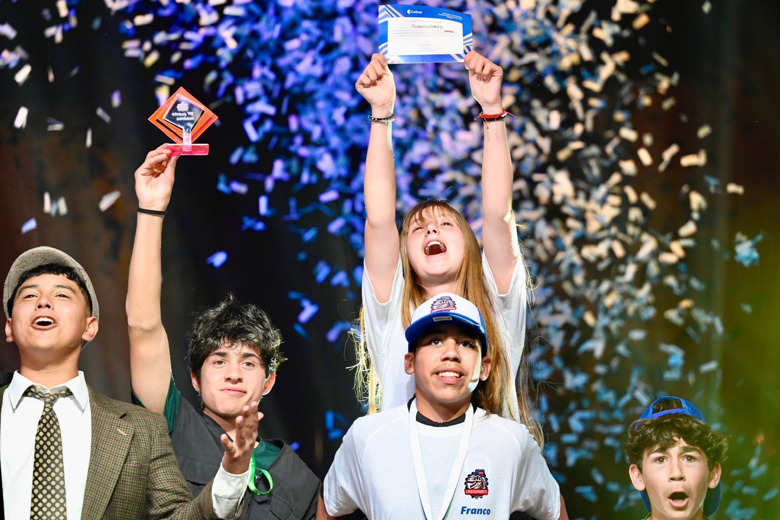 jóvenes levantando premio.