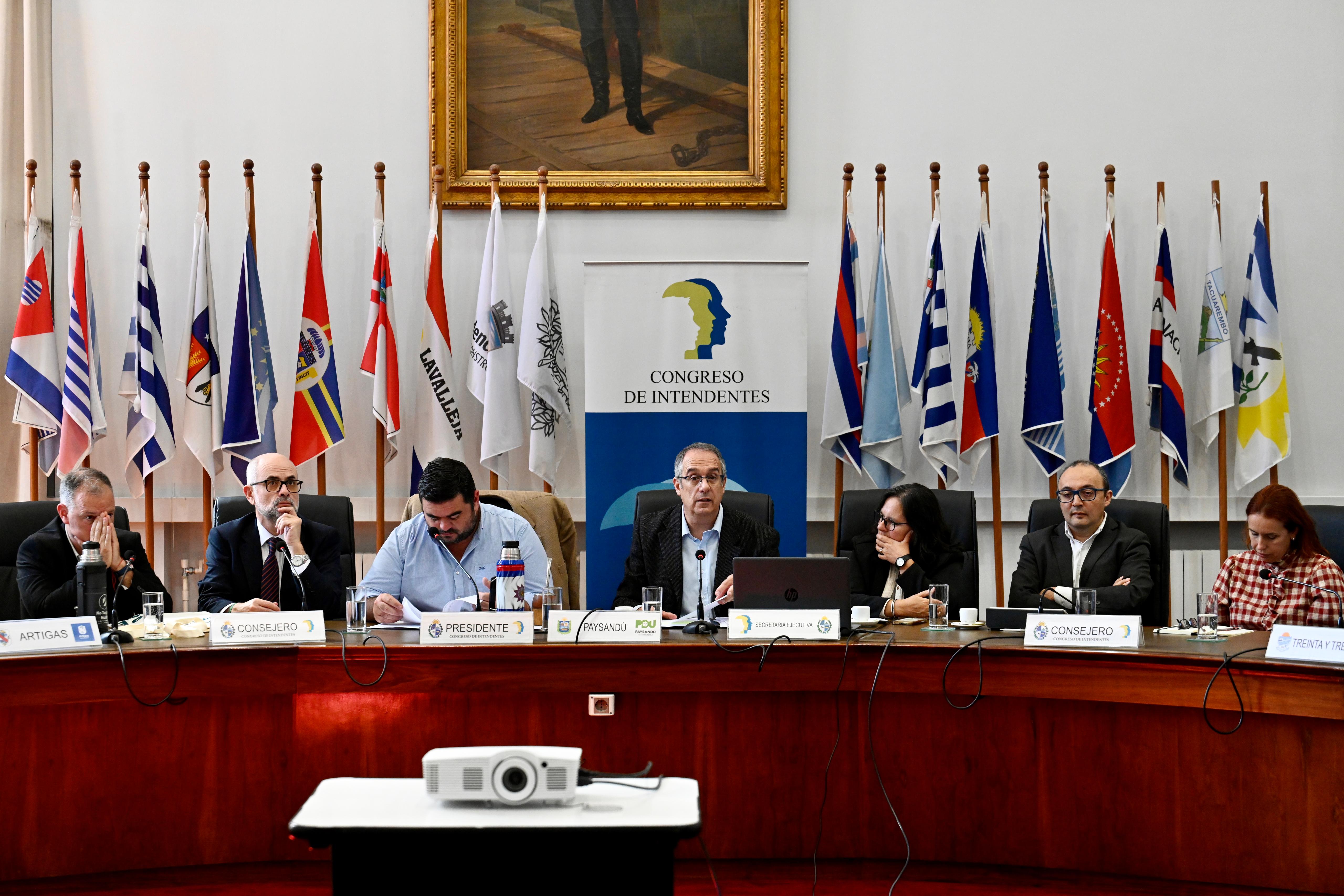 Plano general de autoridades en mesa