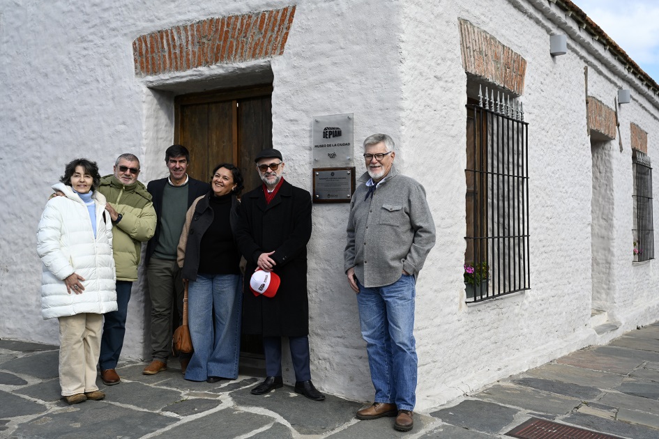 Personas posan para foto