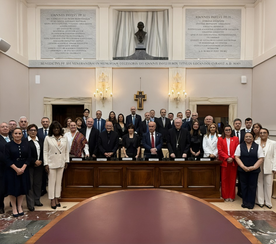 Participantes el encuentro posan para foto