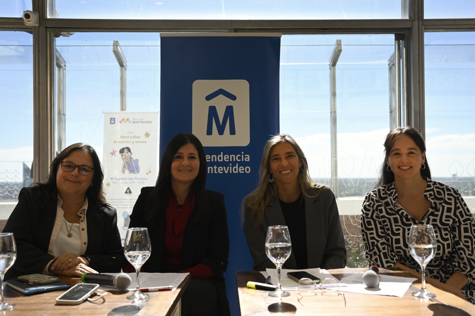 Autoridades en mesa posan para foto