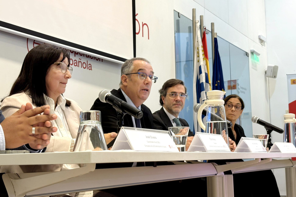 Personas hablando al público