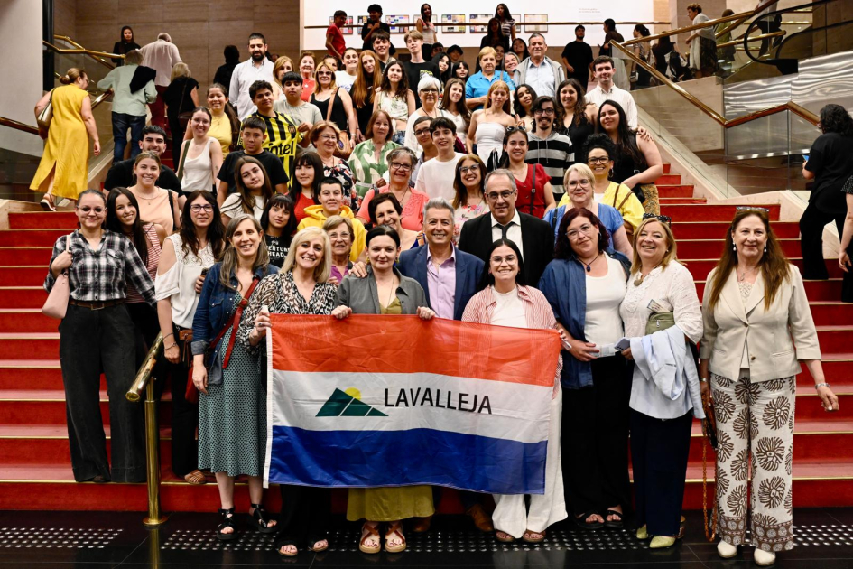 Personas posan para foto. 