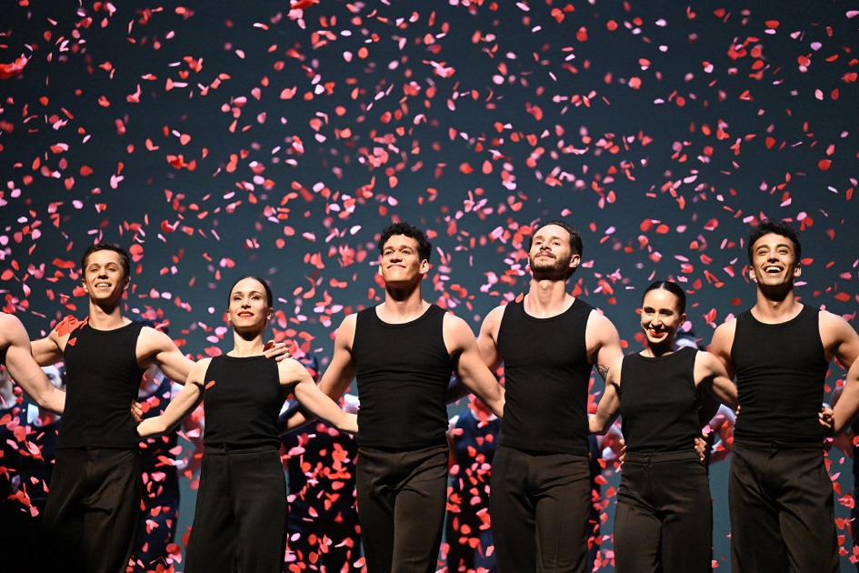 Bailarines sobre el escenario saludando al público.