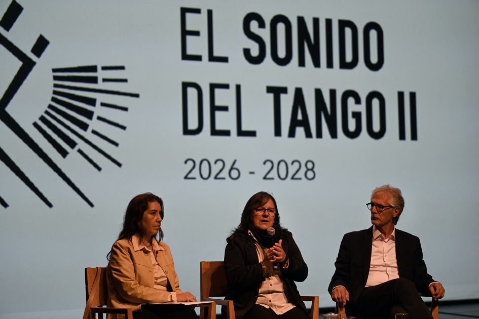 Personas sentadas hablando al público