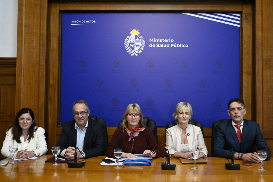 Mesa con autoridades