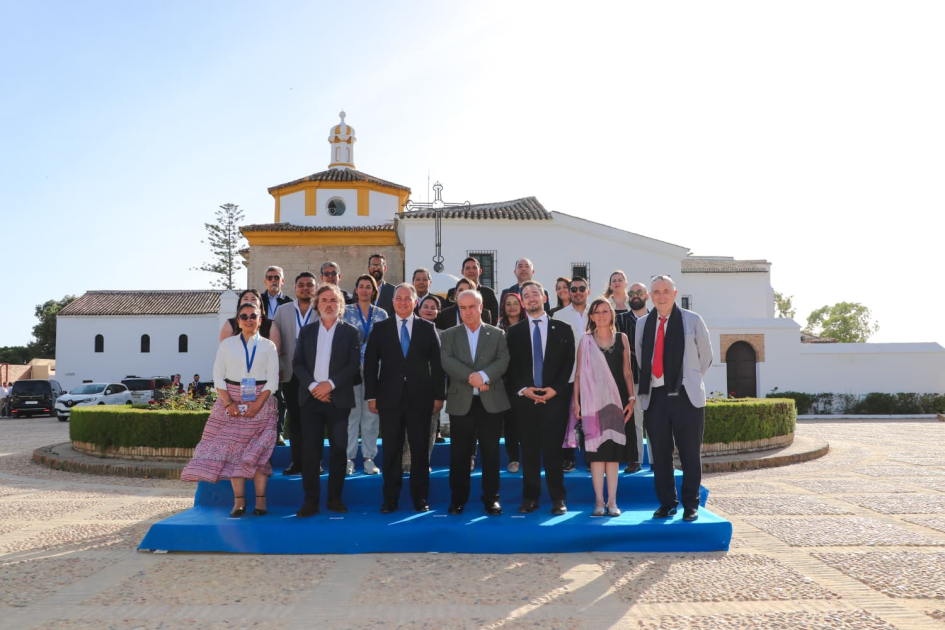 Autoridades posan para foto