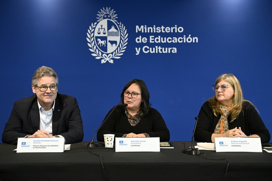 Autoridades en mesa