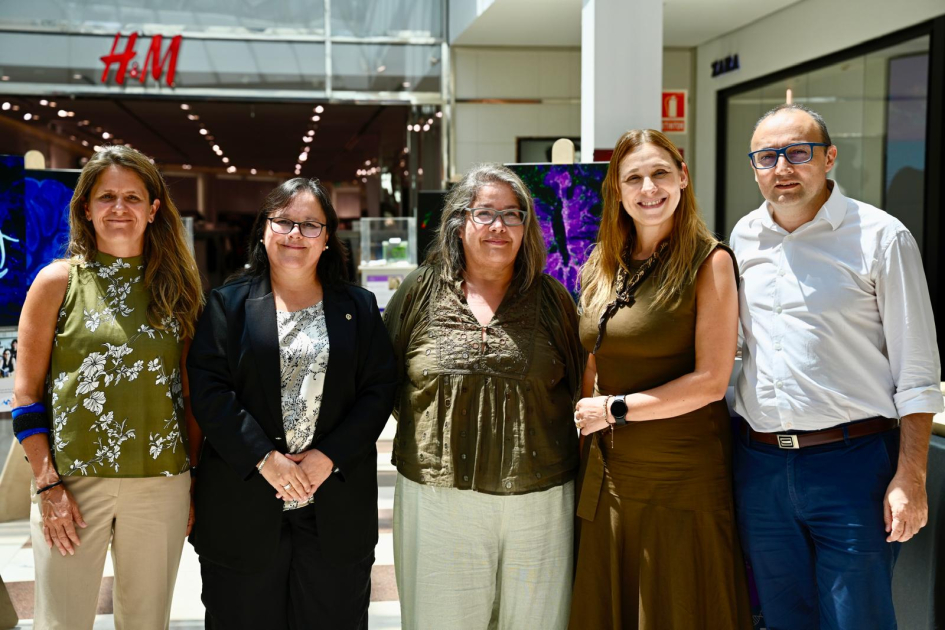 Autoridades posan para foto