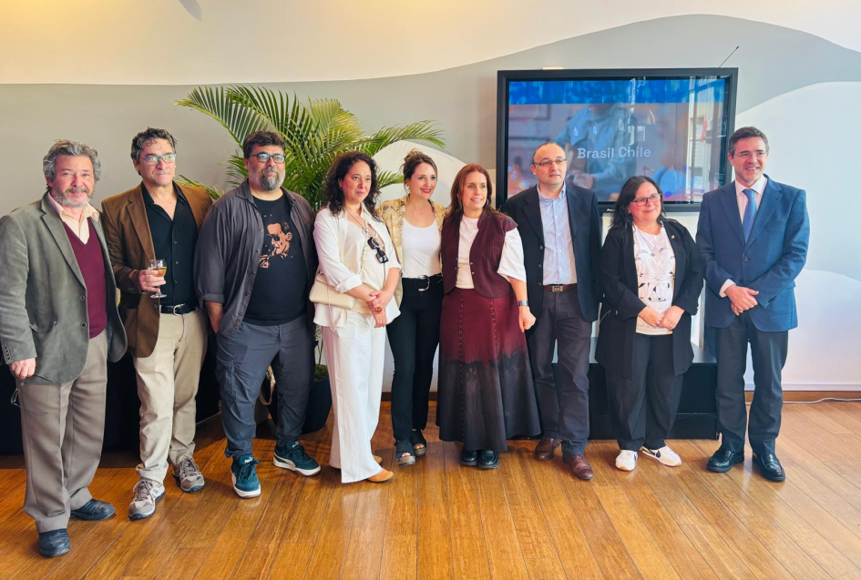 Personas posan para foto.