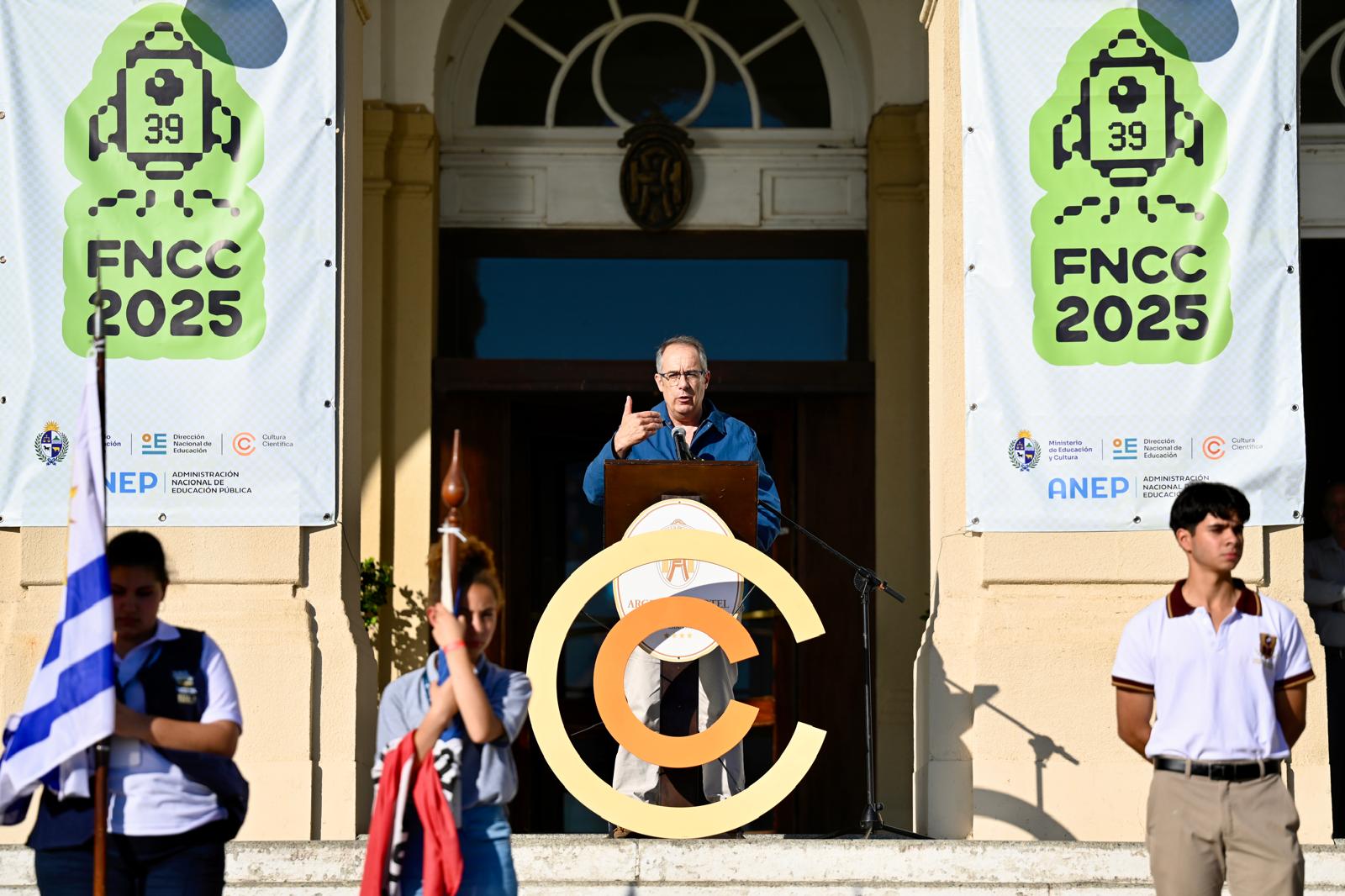 Mahía en las escalinatas del Argentino Hotel. 
