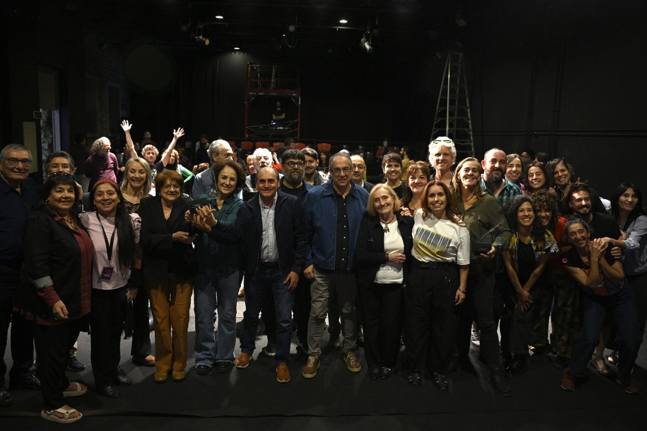 Personas posan para foto.