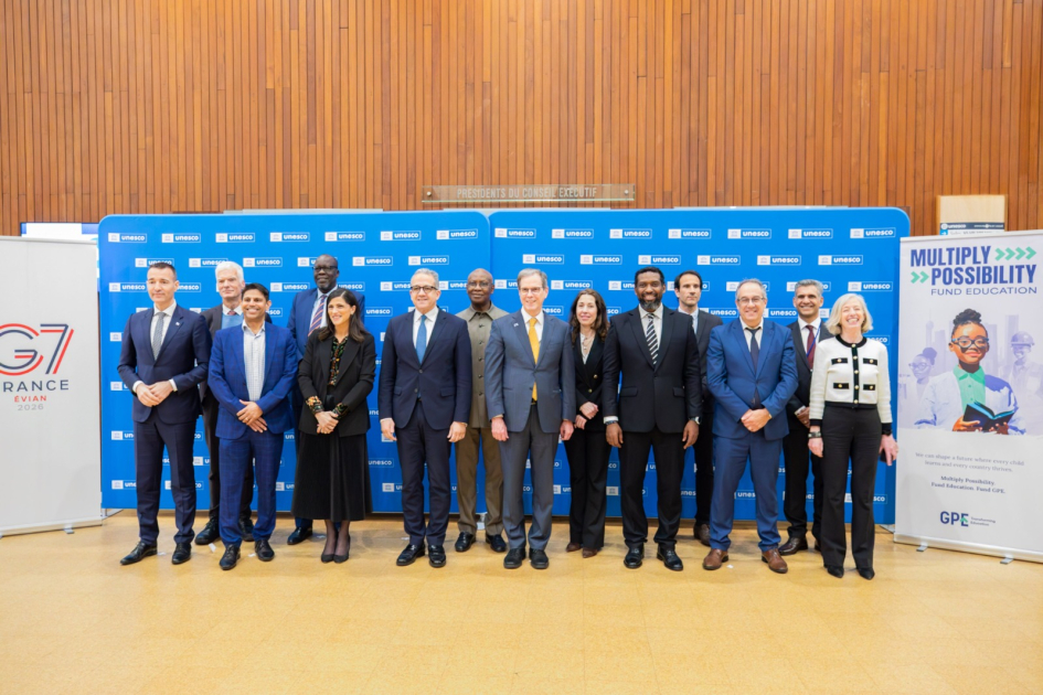 Autoridades de pie posan para foto