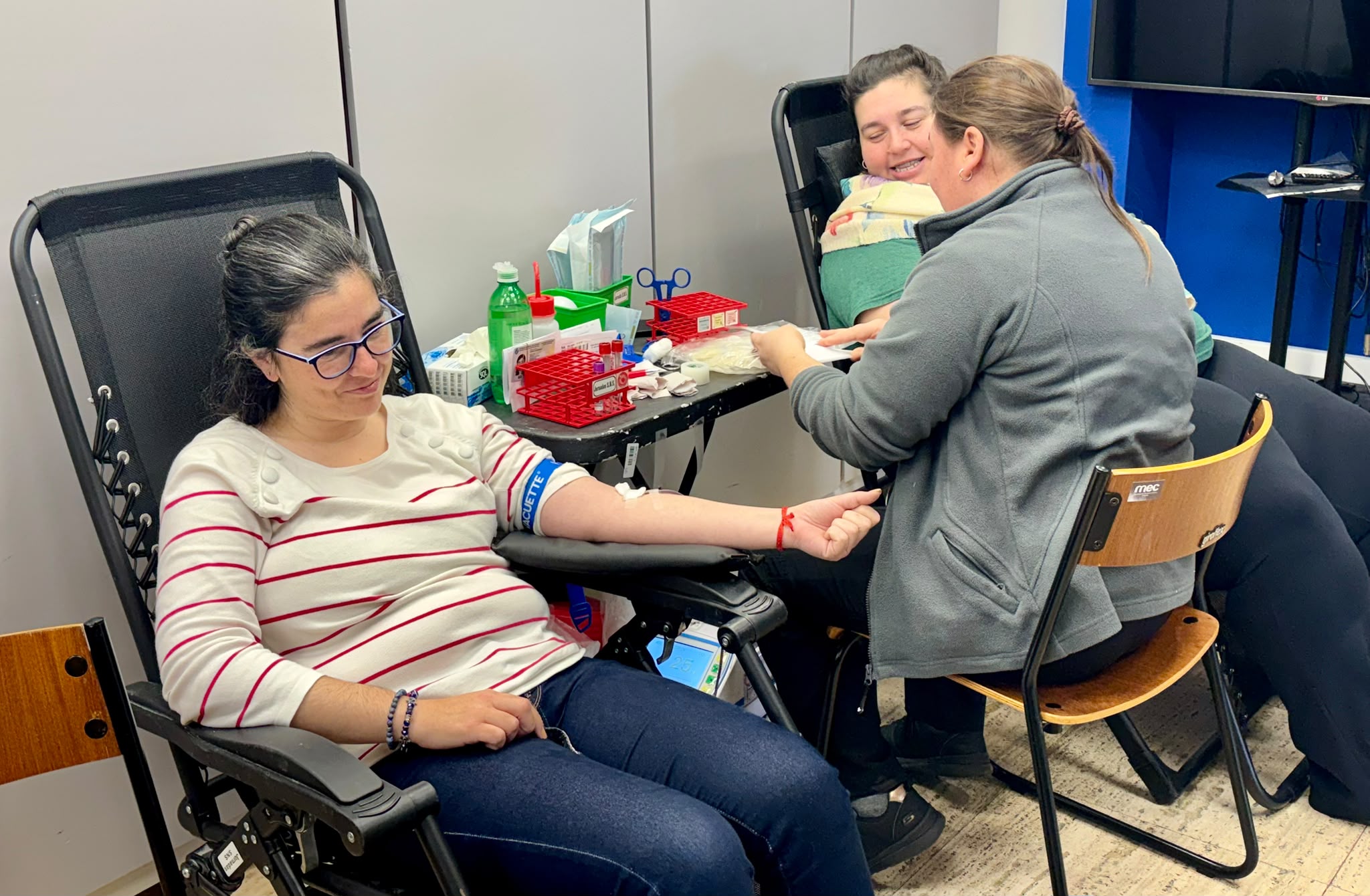 Funcionarias patricipando en la nueva jornada de donación de sangre